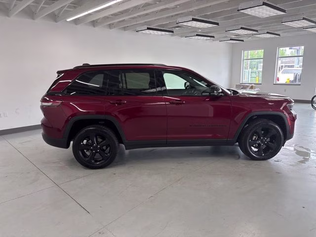 2023 Velvet Red Pearlcoat Jeep Grand Cherokee Altitude X 4X4 SUV
