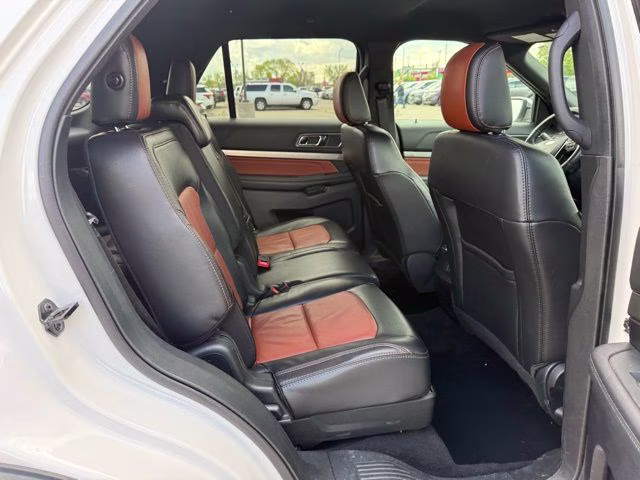 2019 White Platinum Metallic Tri-Coat Ford Explorer XLT 4X4 SUV