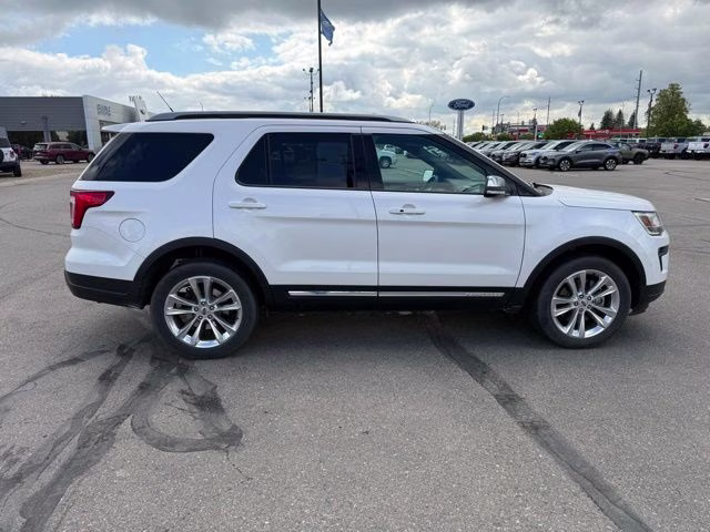 2019 White Platinum Metallic Tri-Coat Ford Explorer XLT 4X4 SUV