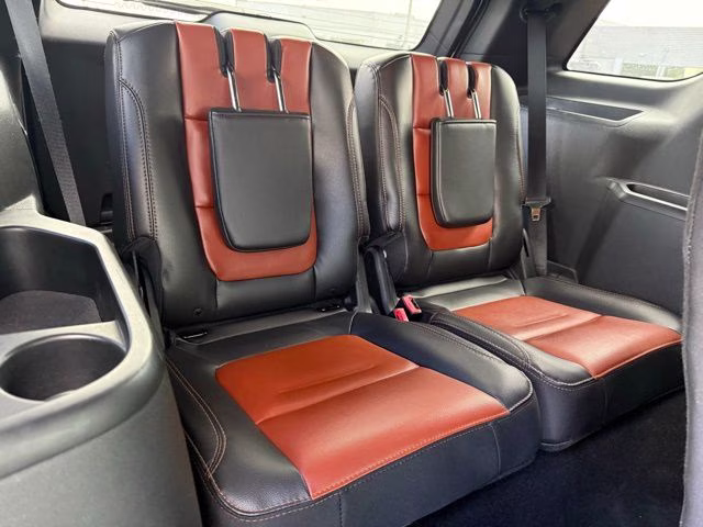 2019 White Platinum Metallic Tri-Coat Ford Explorer XLT 4X4 SUV