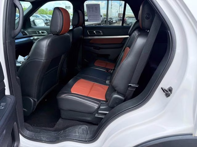 2019 White Platinum Metallic Tri-Coat Ford Explorer XLT 4X4 SUV