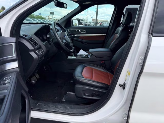 2019 White Platinum Metallic Tri-Coat Ford Explorer XLT 4X4 SUV