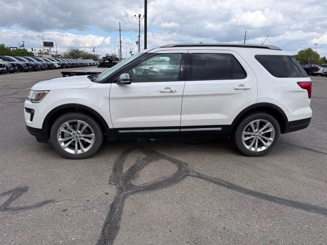 2019 White Platinum Metallic Tri-Coat Ford Explorer XLT 4X4 SUV