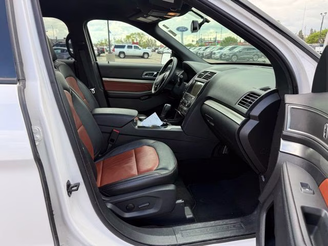 2019 White Platinum Metallic Tri-Coat Ford Explorer XLT 4X4 SUV