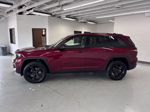 2023 Velvet Red Pearlcoat Jeep Grand Cherokee Altitude X 4X4 SUV