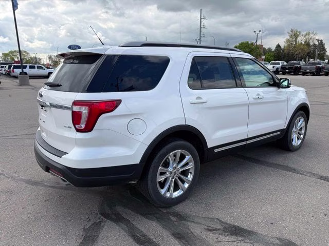 2019 White Platinum Metallic Tri-Coat Ford Explorer XLT 4X4 SUV