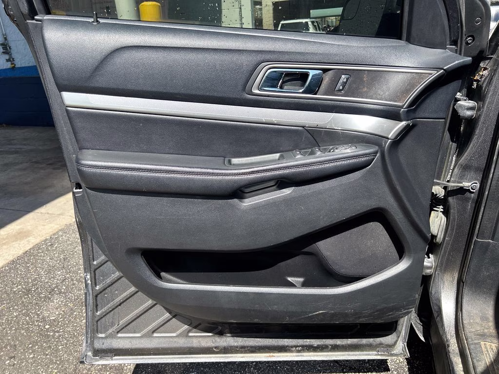 2016 Magnetic Metallic Ford Explorer XLT FWD SUV