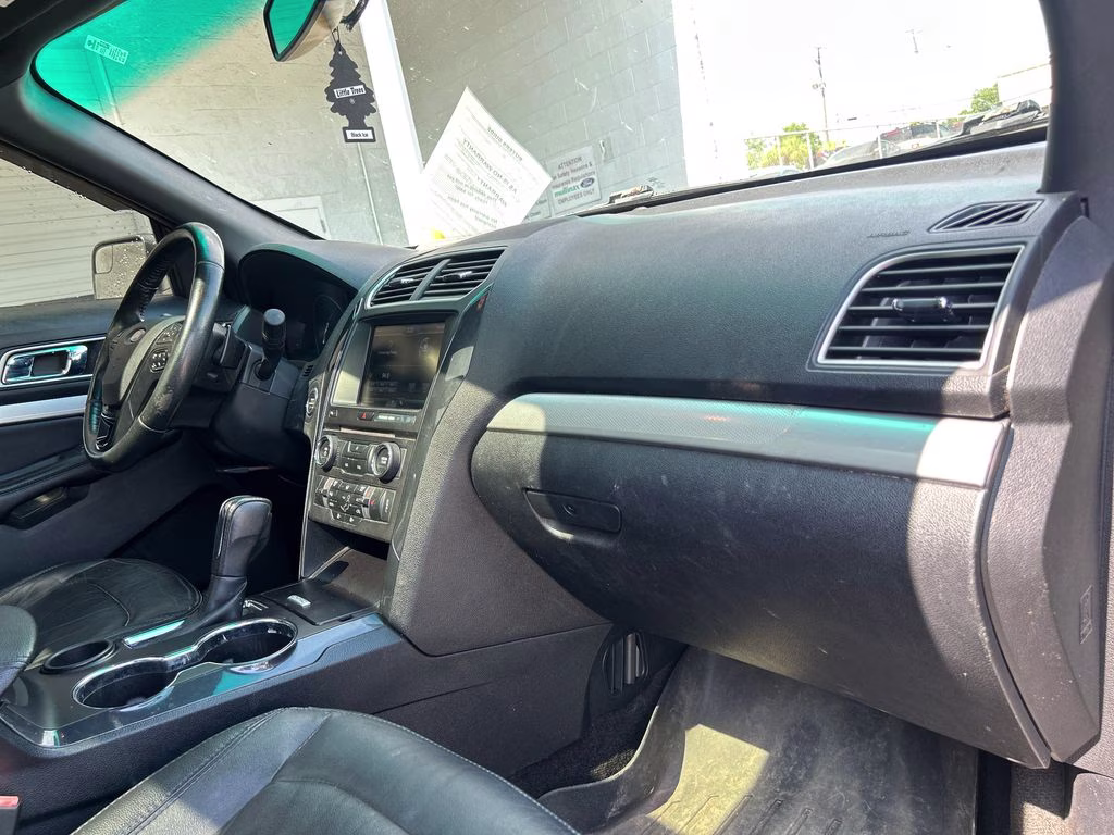 2016 Magnetic Metallic Ford Explorer XLT FWD SUV