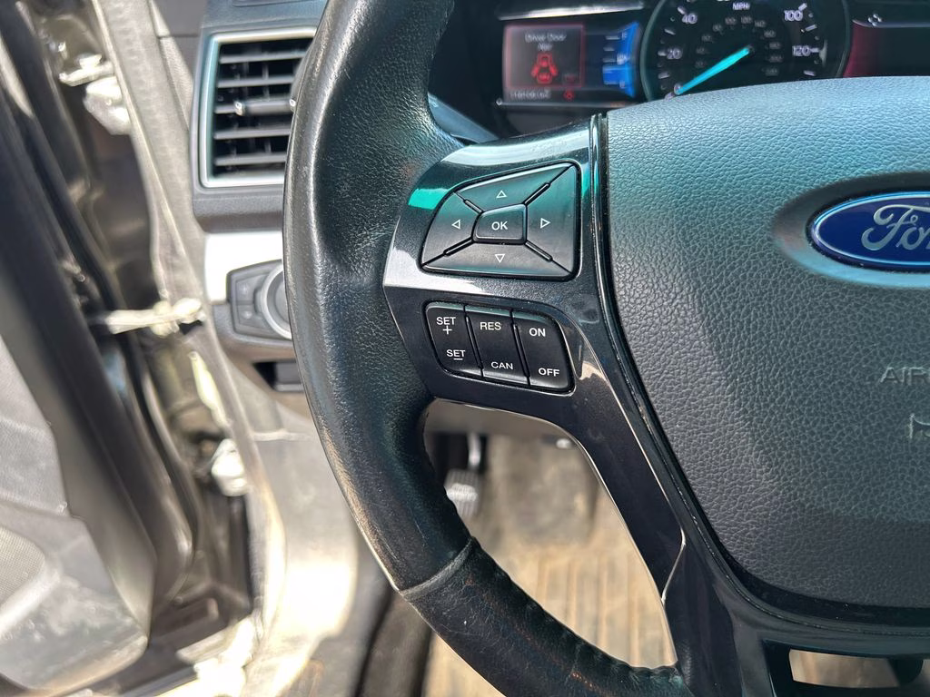 2016 Magnetic Metallic Ford Explorer XLT FWD SUV