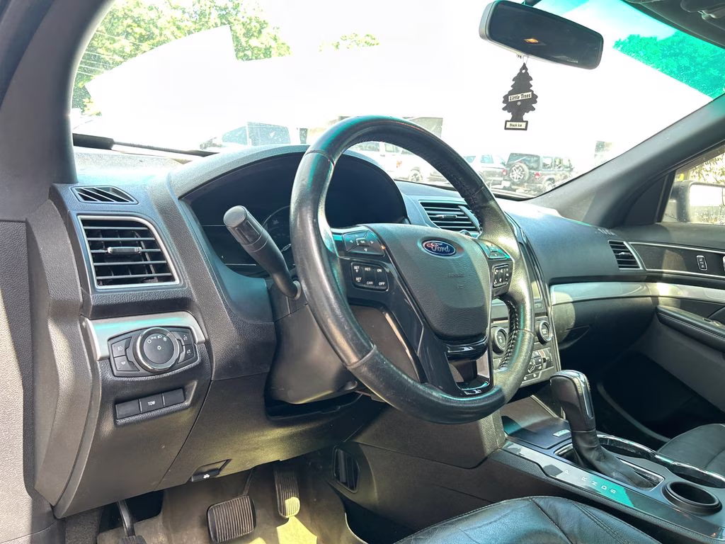 2016 Magnetic Metallic Ford Explorer XLT FWD SUV