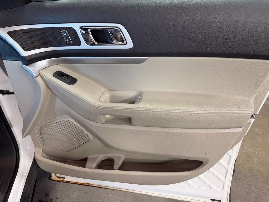 2013 White Platinum Clearcoat Metallic Ford Explorer XLT w/Dual Panel Moonroof 4X4 SUV