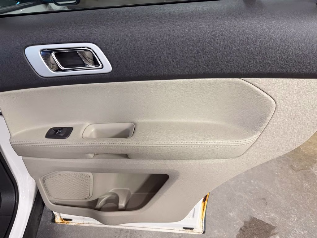2013 White Platinum Clearcoat Metallic Ford Explorer XLT w/Dual Panel Moonroof 4X4 SUV