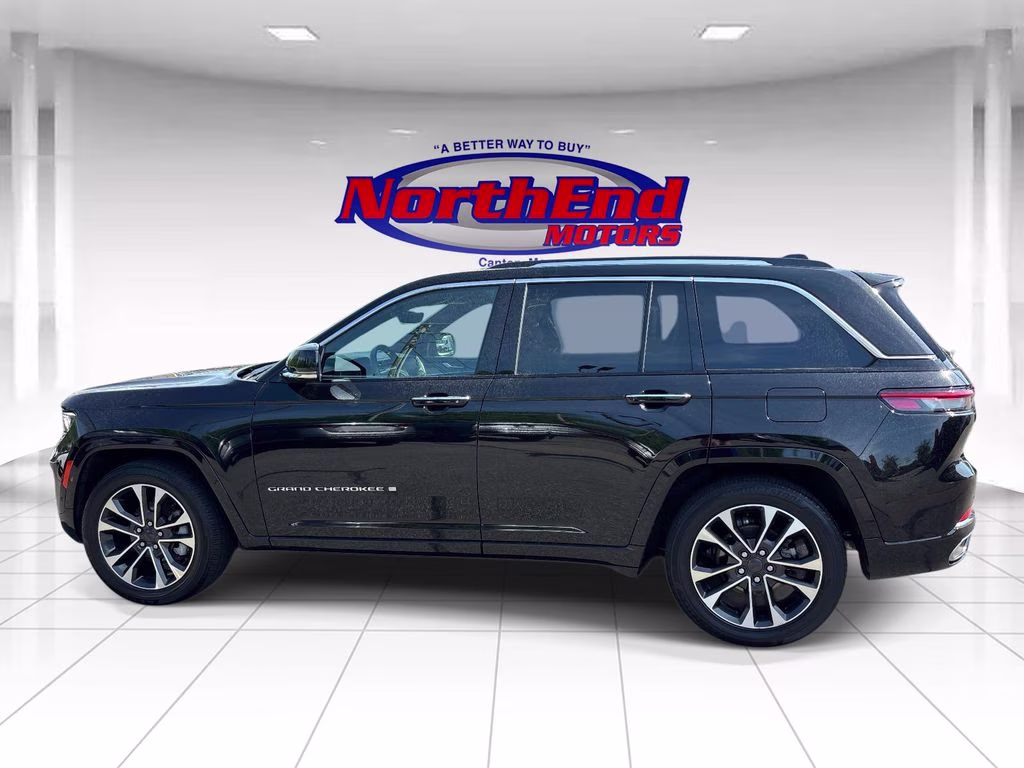 2022 Diamond Black Crystal Pearlcoat Jeep Grand Cherokee Overland 4X4 SUV