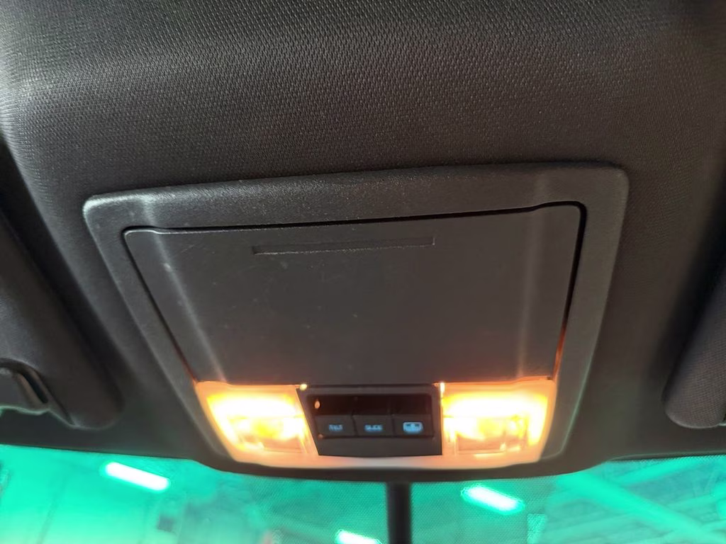 2013 White Platinum Clearcoat Metallic Ford Explorer XLT w/Dual Panel Moonroof 4X4 SUV