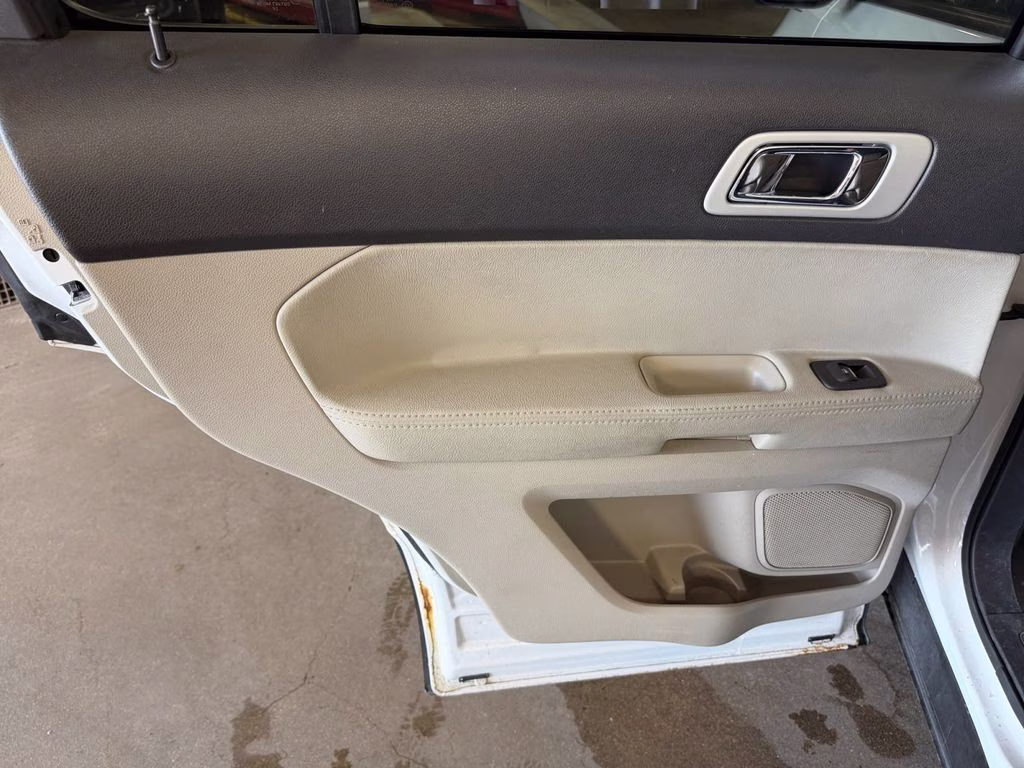 2013 White Platinum Clearcoat Metallic Ford Explorer XLT w/Dual Panel Moonroof 4X4 SUV