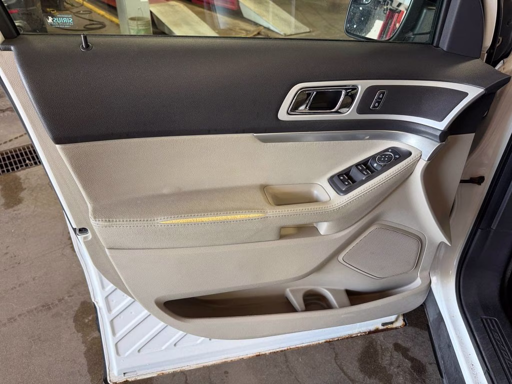 2013 White Platinum Clearcoat Metallic Ford Explorer XLT w/Dual Panel Moonroof 4X4 SUV