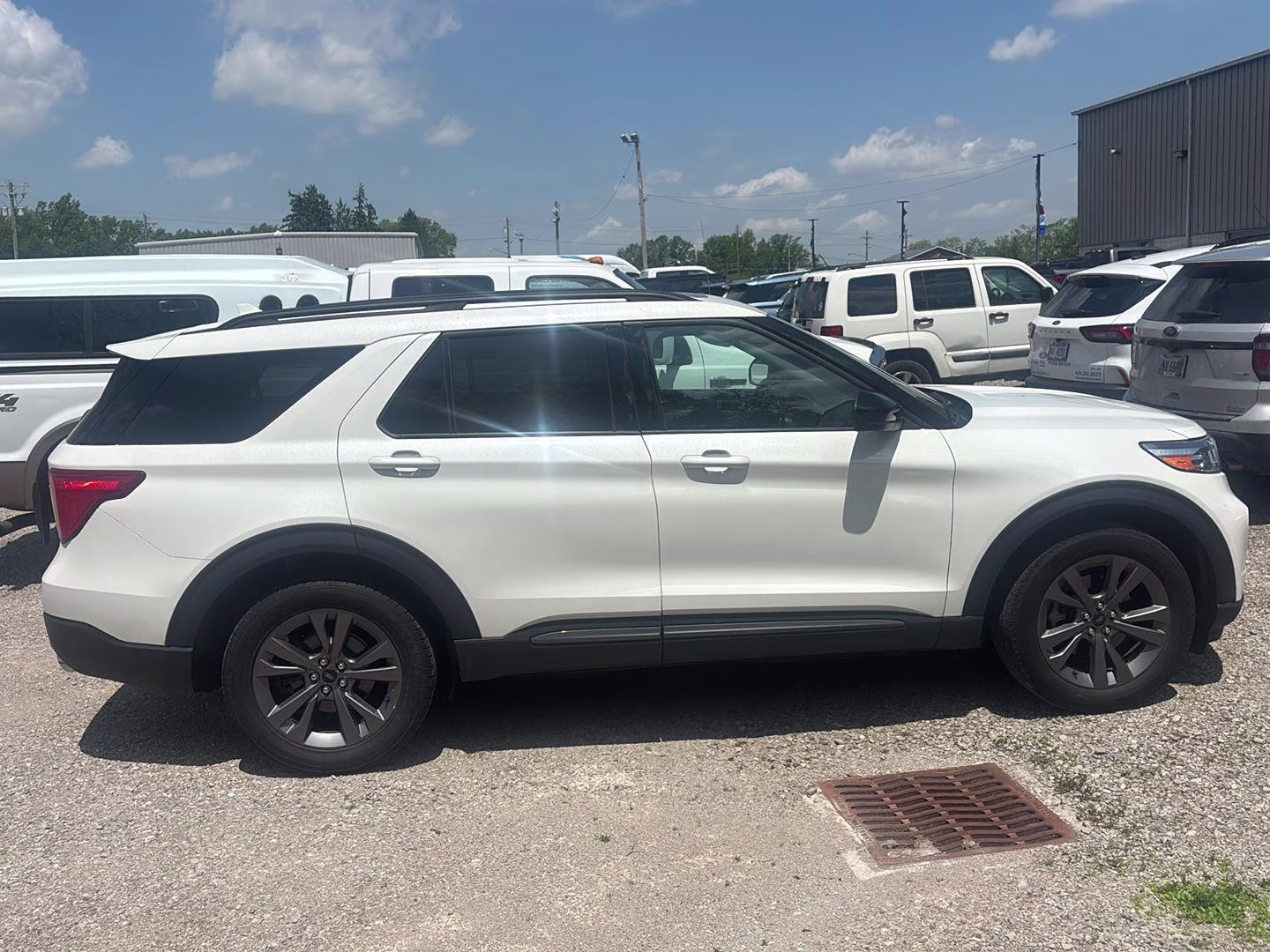 2023 Star White Metallic Tri-Coat Ford Explorer XLT 4X4 SUV