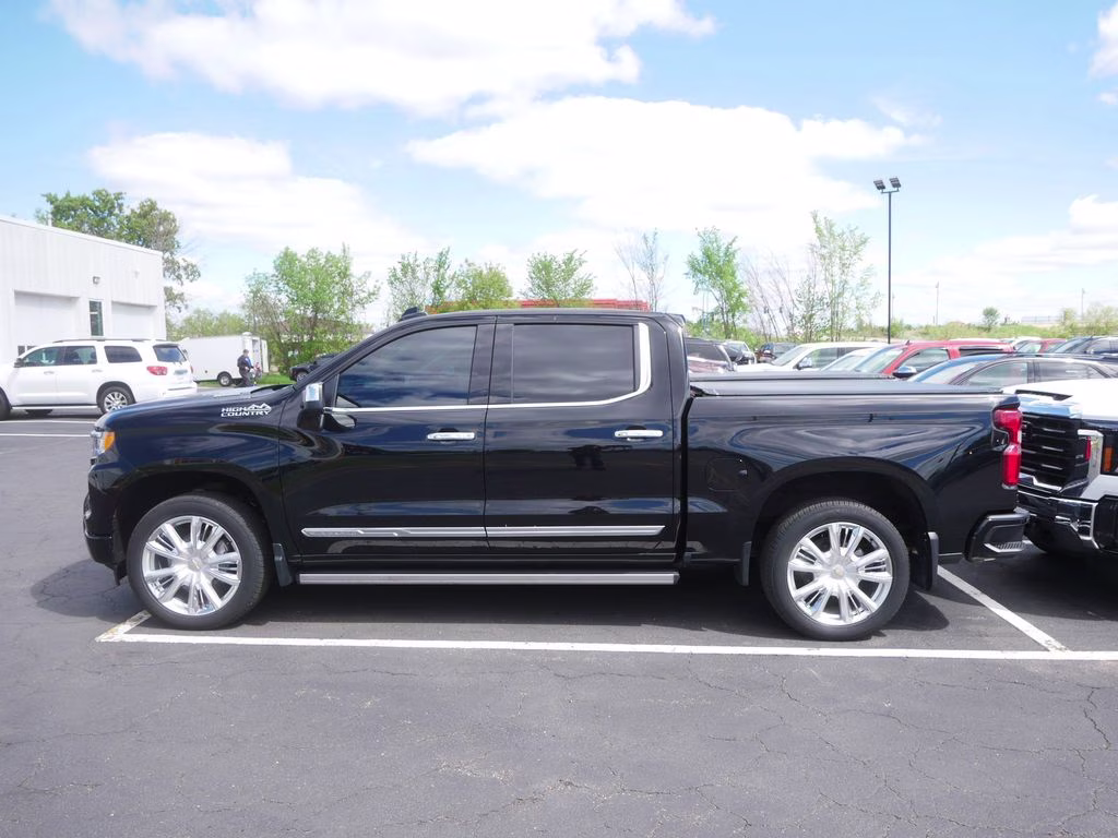 Used 2023 Chevrolet Silverado 1500 High Country with VIN 3GCUDJE88PG123903 for sale in Forest Lake, Minnesota