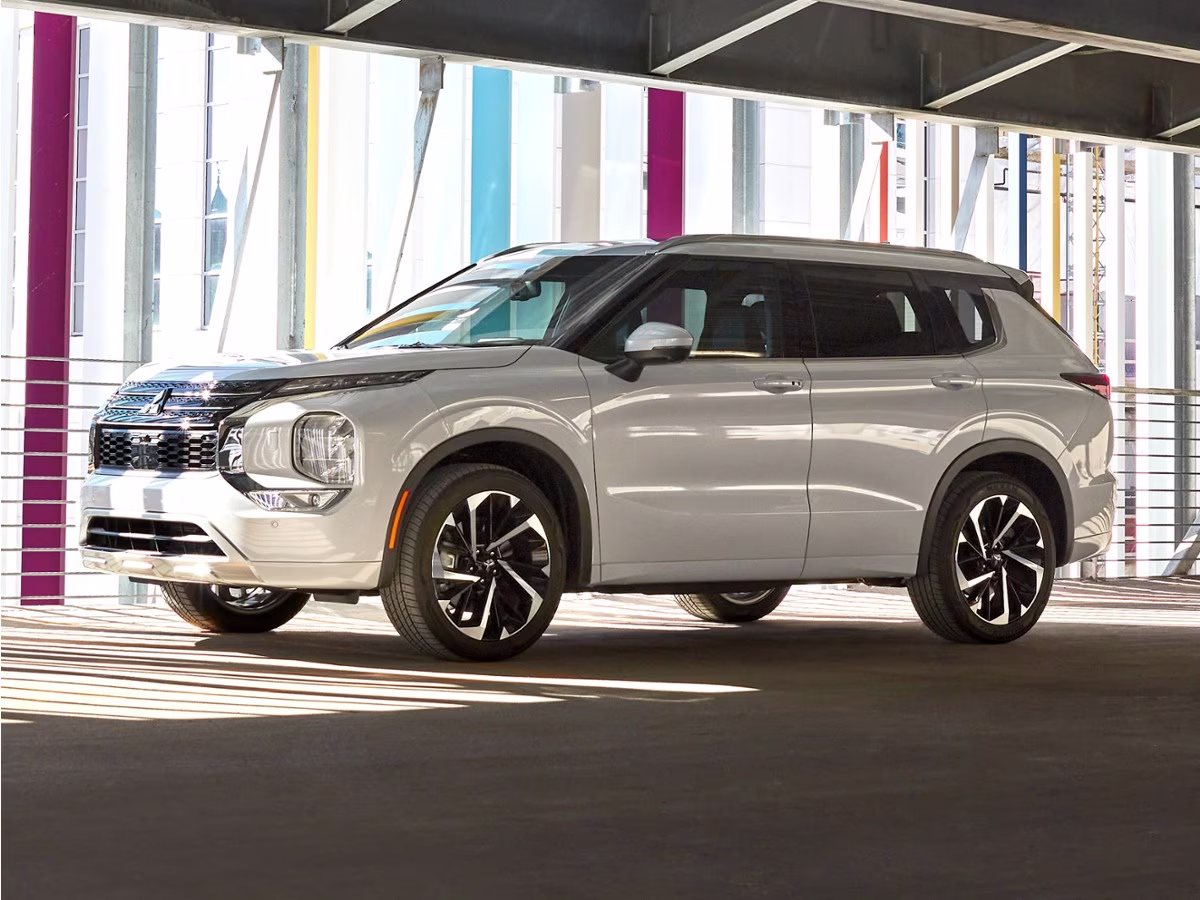 2023 Red Diamond Mitsubishi Outlander SE FWD SUV