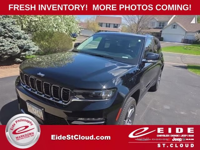 2023 Diamond Black Crystal Pearlcoat Jeep Grand Cherokee Limited 4X4 SUV
