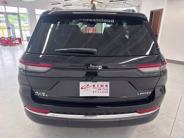 2023 Diamond Black Crystal Pearlcoat Jeep Grand Cherokee Limited 4X4 SUV