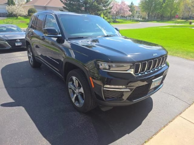 2023 Diamond Black Crystal Pearlcoat Jeep Grand Cherokee Limited 4X4 SUV