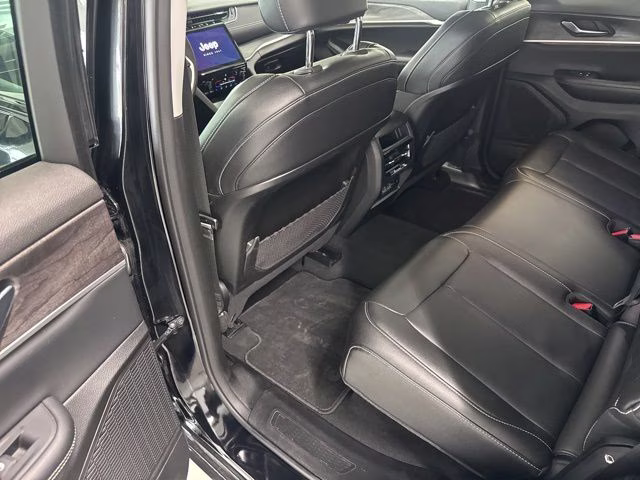 2023 Diamond Black Crystal Pearlcoat Jeep Grand Cherokee Limited 4X4 SUV