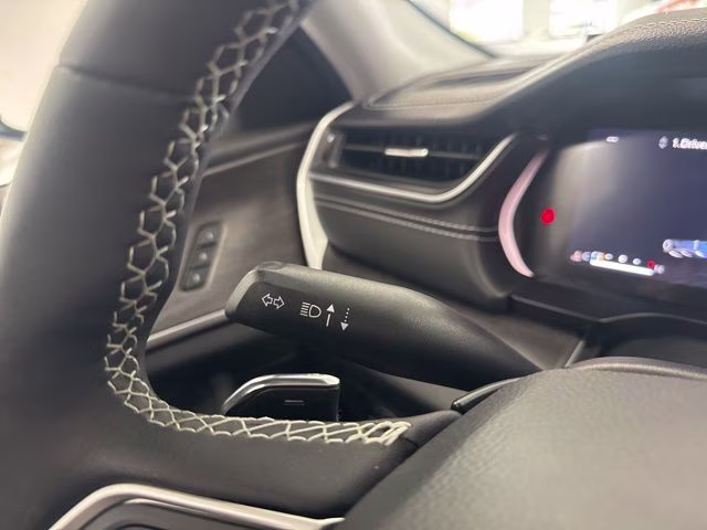2023 Diamond Black Crystal Pearlcoat Jeep Grand Cherokee Limited 4X4 SUV