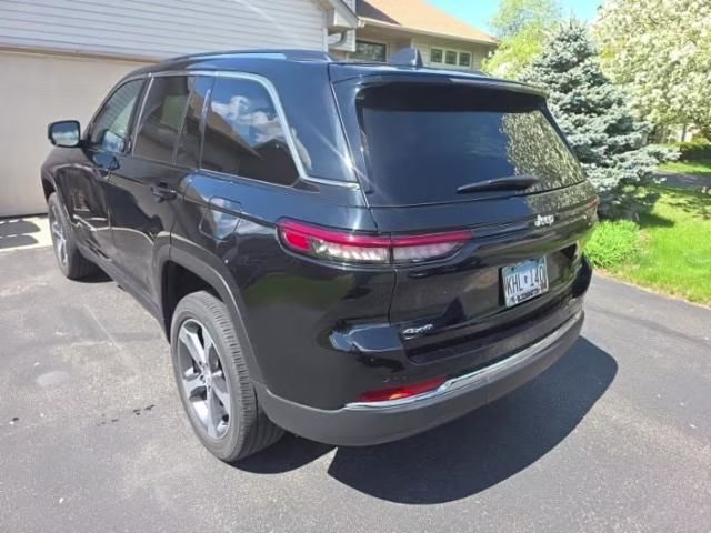 2023 Diamond Black Crystal Pearlcoat Jeep Grand Cherokee Limited 4X4 SUV