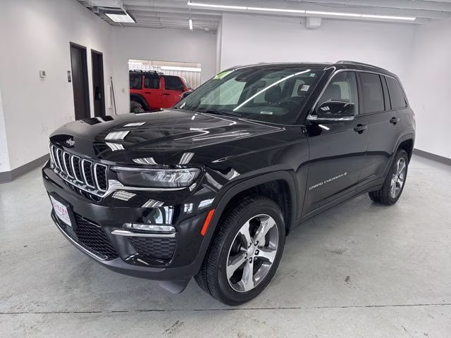 2023 Diamond Black Crystal Pearlcoat Jeep Grand Cherokee Limited 4X4 SUV