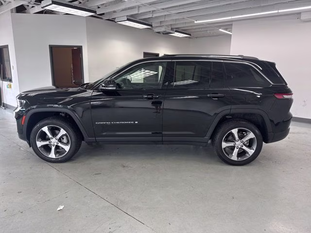 2023 Diamond Black Crystal Pearlcoat Jeep Grand Cherokee Limited 4X4 SUV