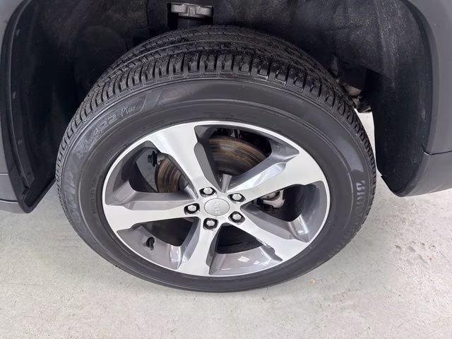 2023 Diamond Black Crystal Pearlcoat Jeep Grand Cherokee Limited 4X4 SUV