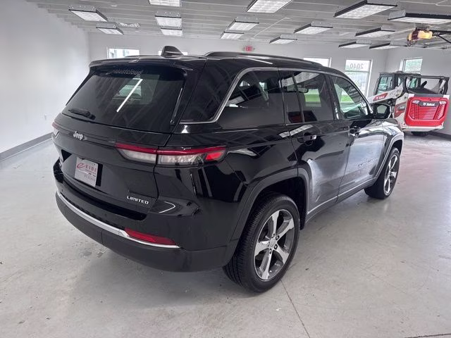2023 Diamond Black Crystal Pearlcoat Jeep Grand Cherokee Limited 4X4 SUV