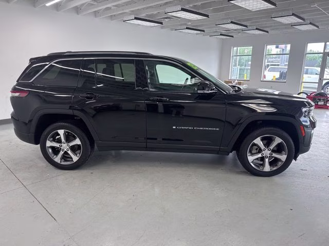 2023 Diamond Black Crystal Pearlcoat Jeep Grand Cherokee Limited 4X4 SUV