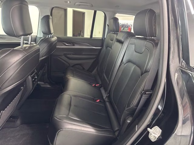 2023 Diamond Black Crystal Pearlcoat Jeep Grand Cherokee Limited 4X4 SUV
