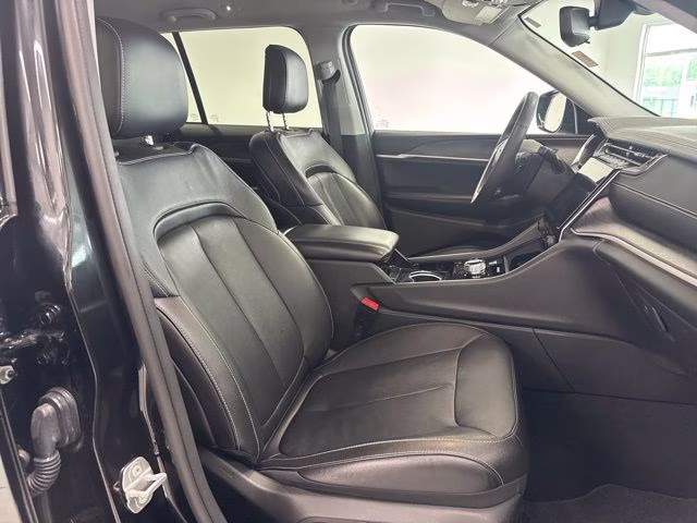 2023 Diamond Black Crystal Pearlcoat Jeep Grand Cherokee Limited 4X4 SUV