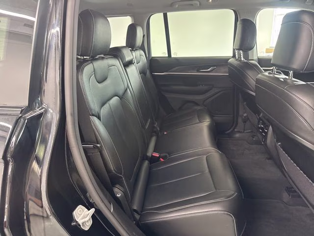 2023 Diamond Black Crystal Pearlcoat Jeep Grand Cherokee Limited 4X4 SUV