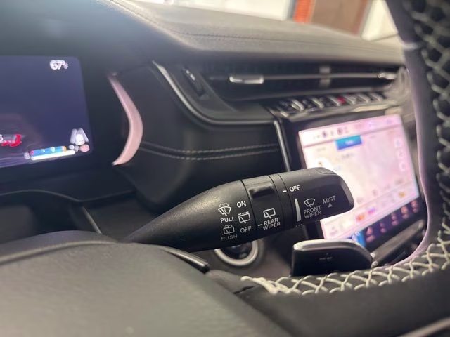 2023 Diamond Black Crystal Pearlcoat Jeep Grand Cherokee Limited 4X4 SUV