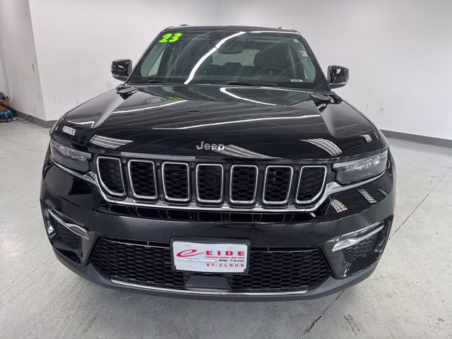 2023 Diamond Black Crystal Pearlcoat Jeep Grand Cherokee Limited 4X4 SUV