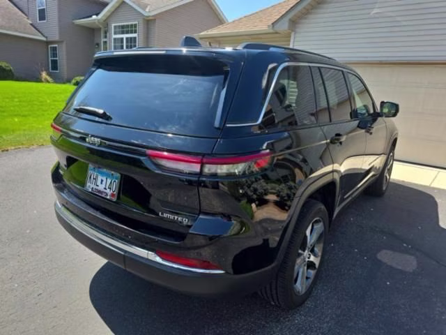 2023 Diamond Black Crystal Pearlcoat Jeep Grand Cherokee Limited 4X4 SUV