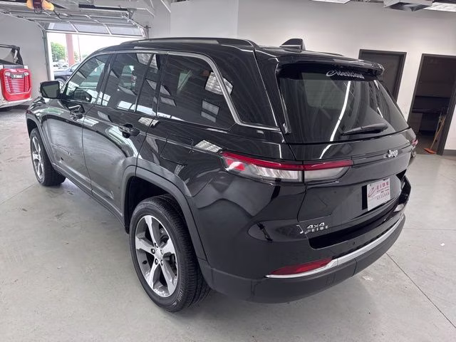 2023 Diamond Black Crystal Pearlcoat Jeep Grand Cherokee Limited 4X4 SUV