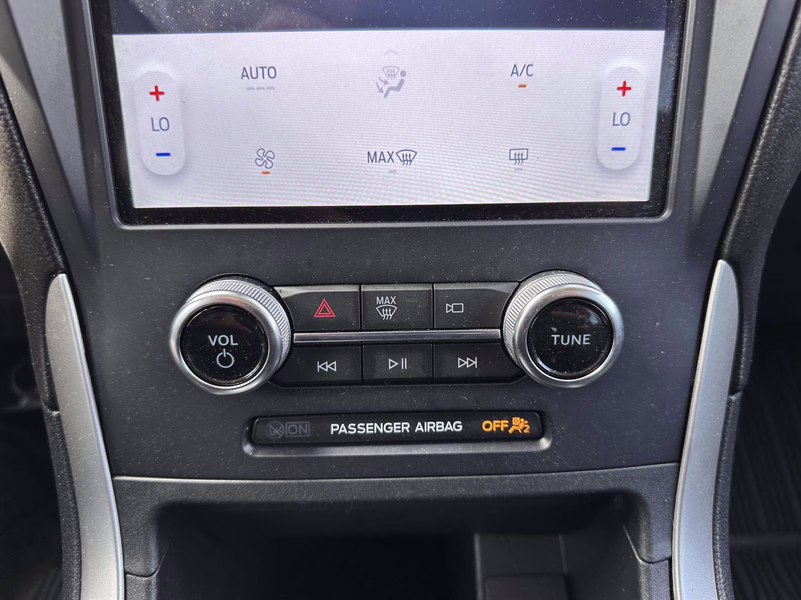 2024 Iconic Silver Metallic Ford Edge SE AWD AWD SUV