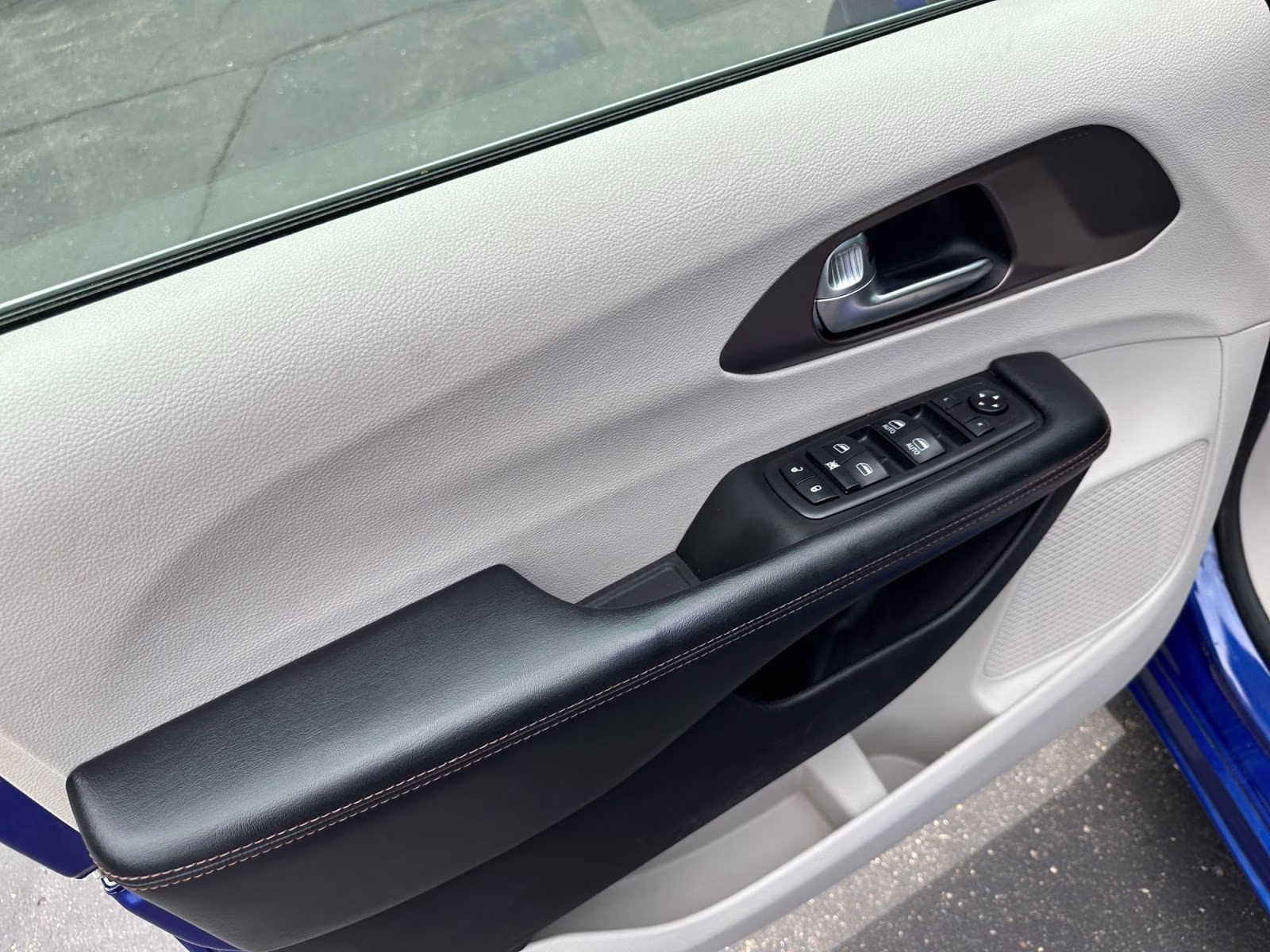 2019 Ocean Blue Metallic Chrysler Pacifica L FWD Van