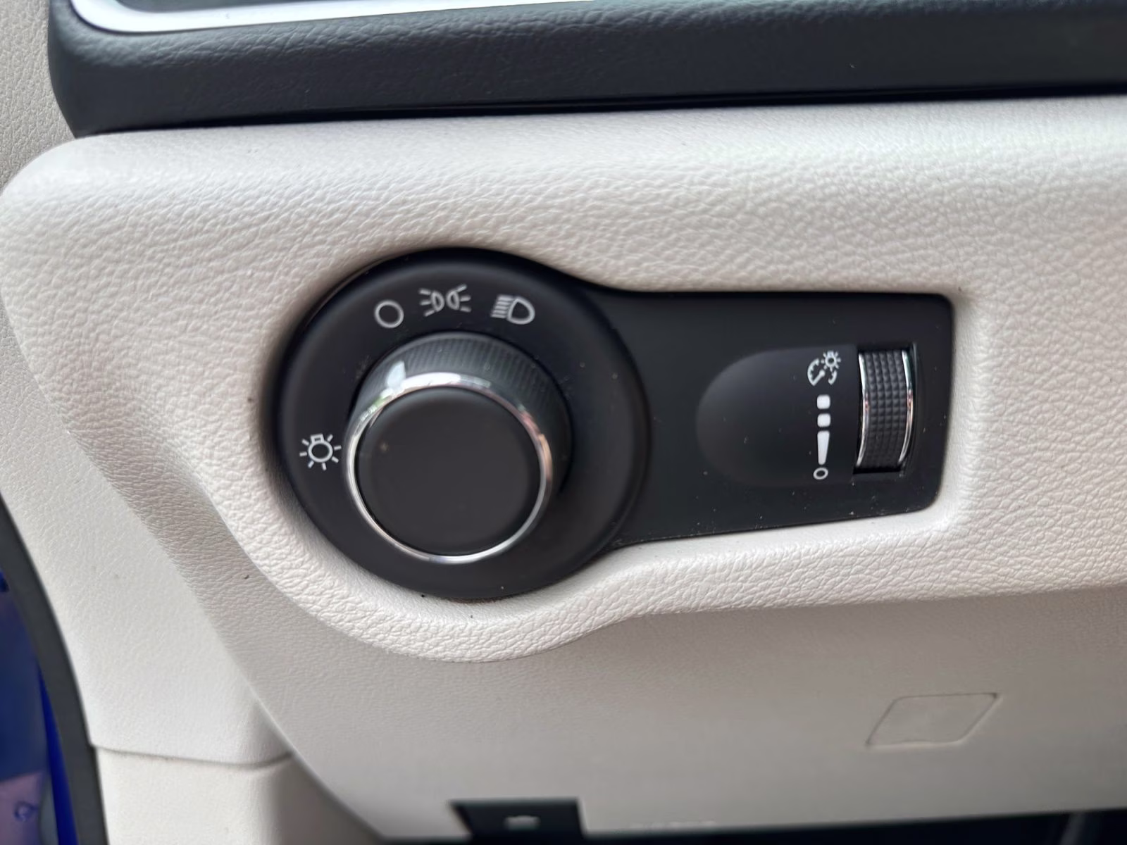 2019 Ocean Blue Metallic Chrysler Pacifica L FWD Van