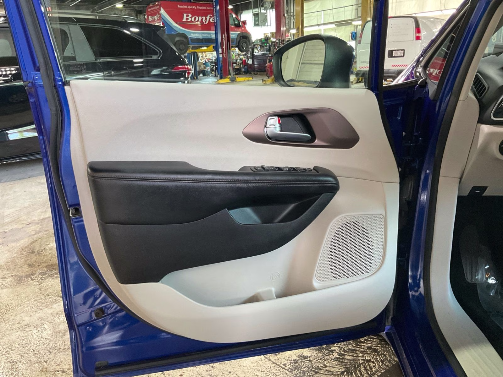 2019 Ocean Blue Metallic Chrysler Pacifica L FWD Van
