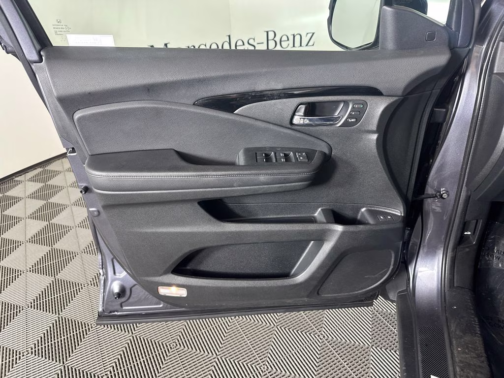 2022 Modern Steel Metallic Honda Pilot Touring FWD SUV