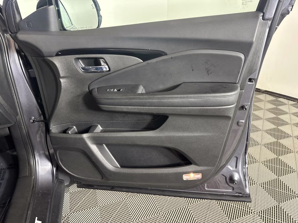 2022 Modern Steel Metallic Honda Pilot Touring FWD SUV