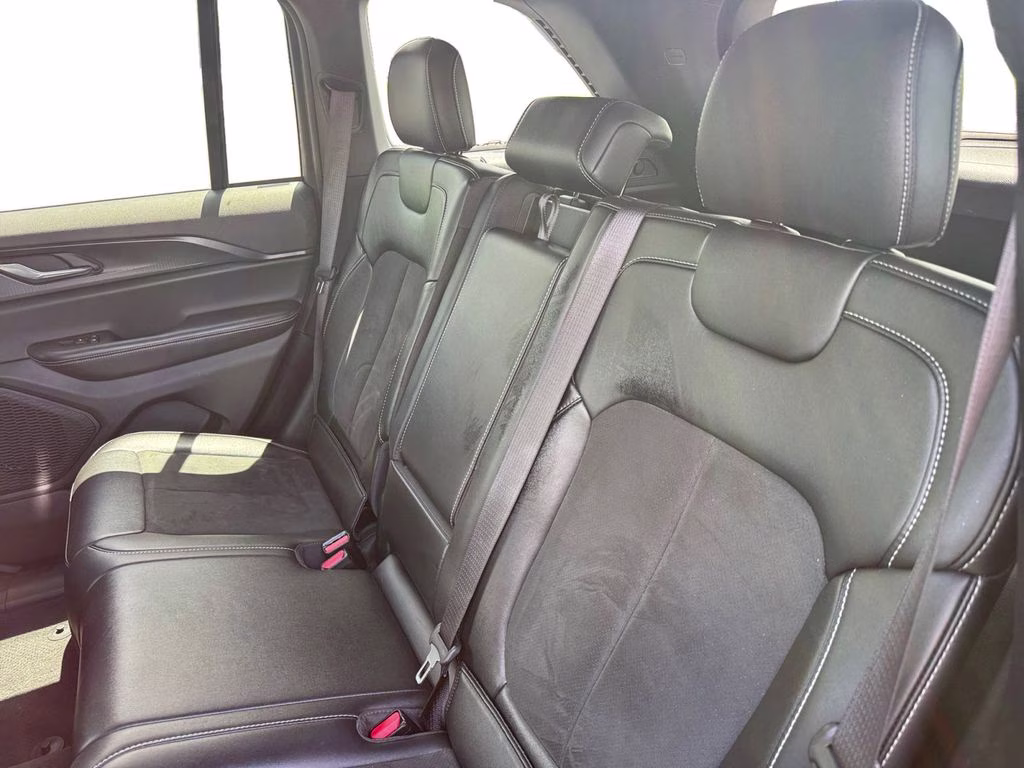 2025 Diamond Black Crystal Pearlcoat Jeep Grand Cherokee Altitude 4X4 SUV