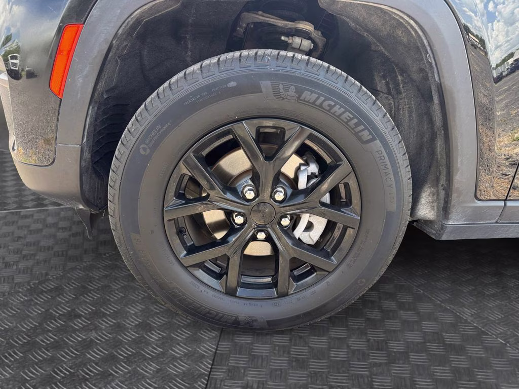 2025 Diamond Black Crystal Pearlcoat Jeep Grand Cherokee Altitude 4X4 SUV
