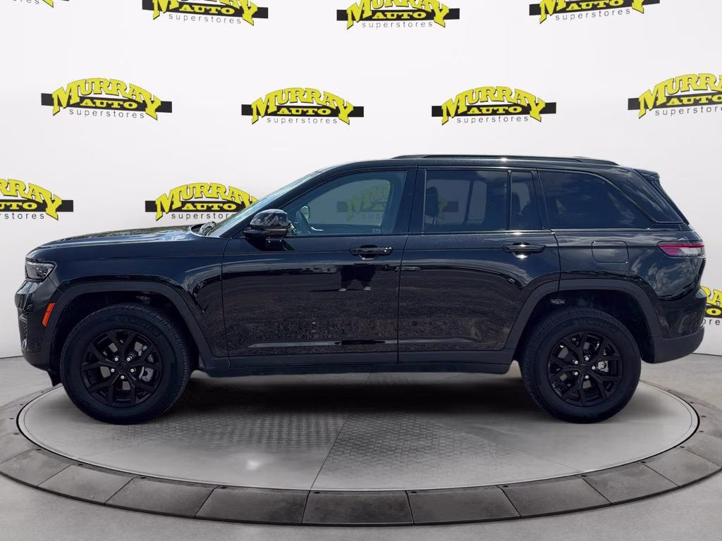 2025 Diamond Black Crystal Pearlcoat Jeep Grand Cherokee Altitude 4X4 SUV